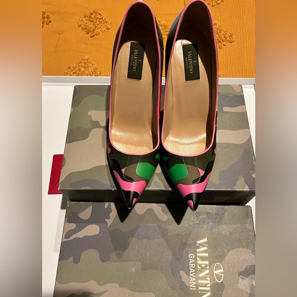 Authentic VALENTINO GARAVANI Psychedelic Camo Rockstud Pump - ONLY WORN TWICE - Picture 12 of 16